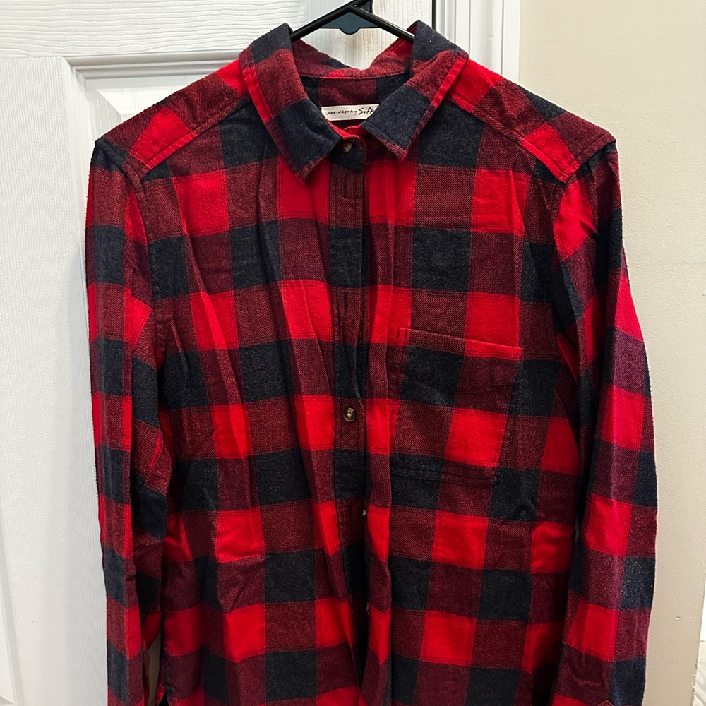 American Eagle Outfitters Red and Navy plaid Shirt. Boyfriend fit/Size S